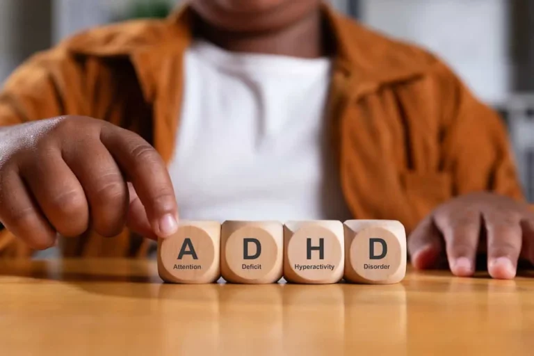 اختلال ADHD چیست؟ آیا بزرگسالان هم به آن مبتلا میشوند؟