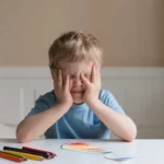 چرا کودک خودش را می‌زند و باید چکار کنیم؟