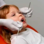 اولین مراجعه کودک به دندانپزشک: بهترین زمان از چه سنی است؟