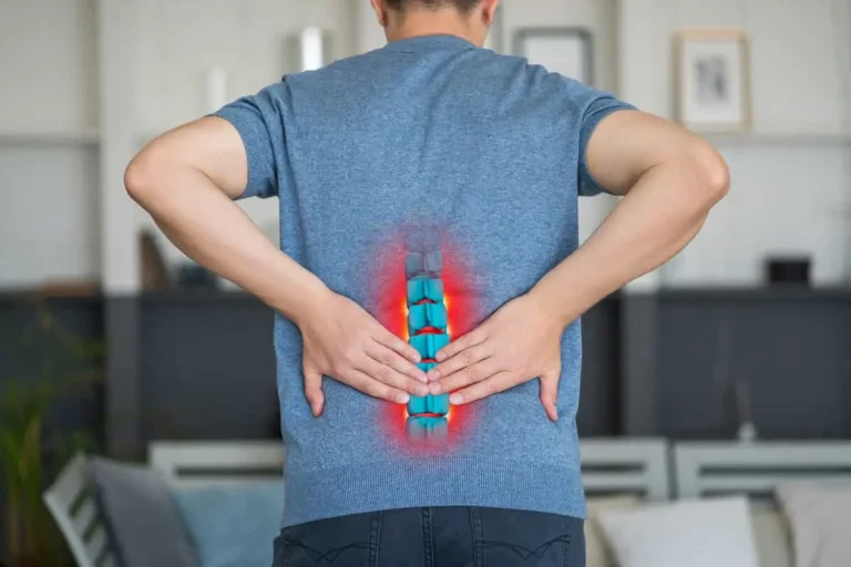 فتق دیسک کمر چیست؟ علل، علائم، درمان و پیشگیری