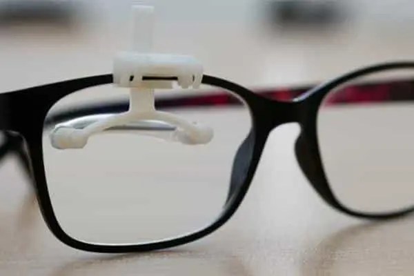 عینک با نگهدارنده پلک برای بالا نگه داشتن پلک افتاده