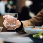 آیا نوشیدن آب حین غذا خوردن ضرر دارد؟