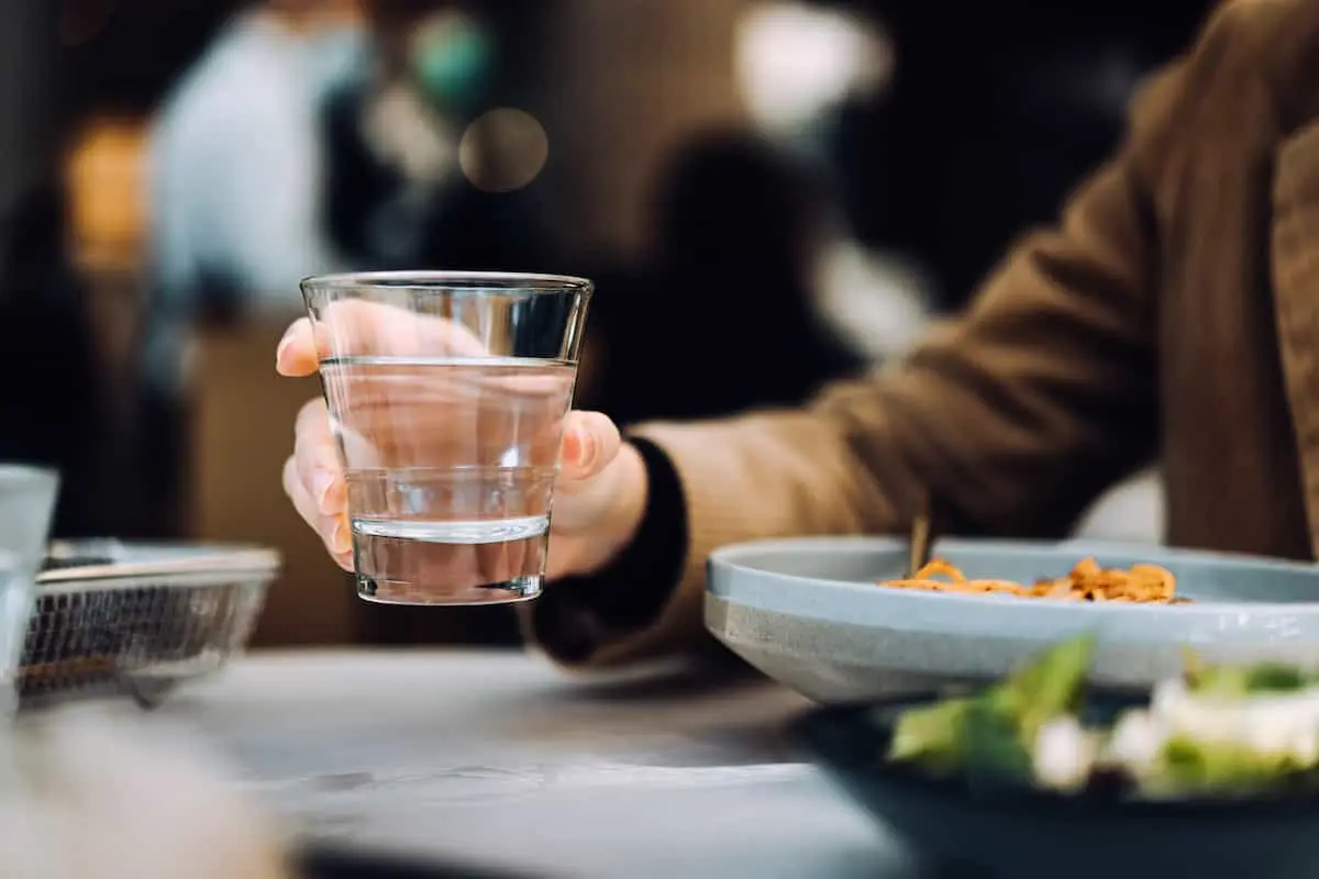 آیا نوشیدن آب حین غذا خوردن ضرر دارد؟
