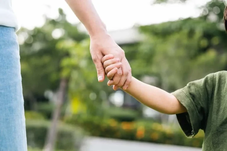 گرفتن دست کودک؛ چگونه دست کودک را بگیریم تا کتفش آسیب نبیند؟