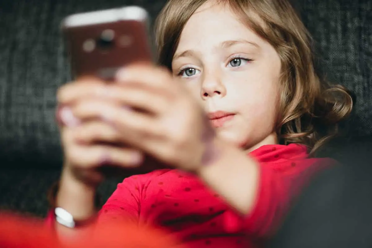 ارتباط داشتن گوشی هوشمند در ۱۲ سالگی با مشکلات سلامتی در کودکان
