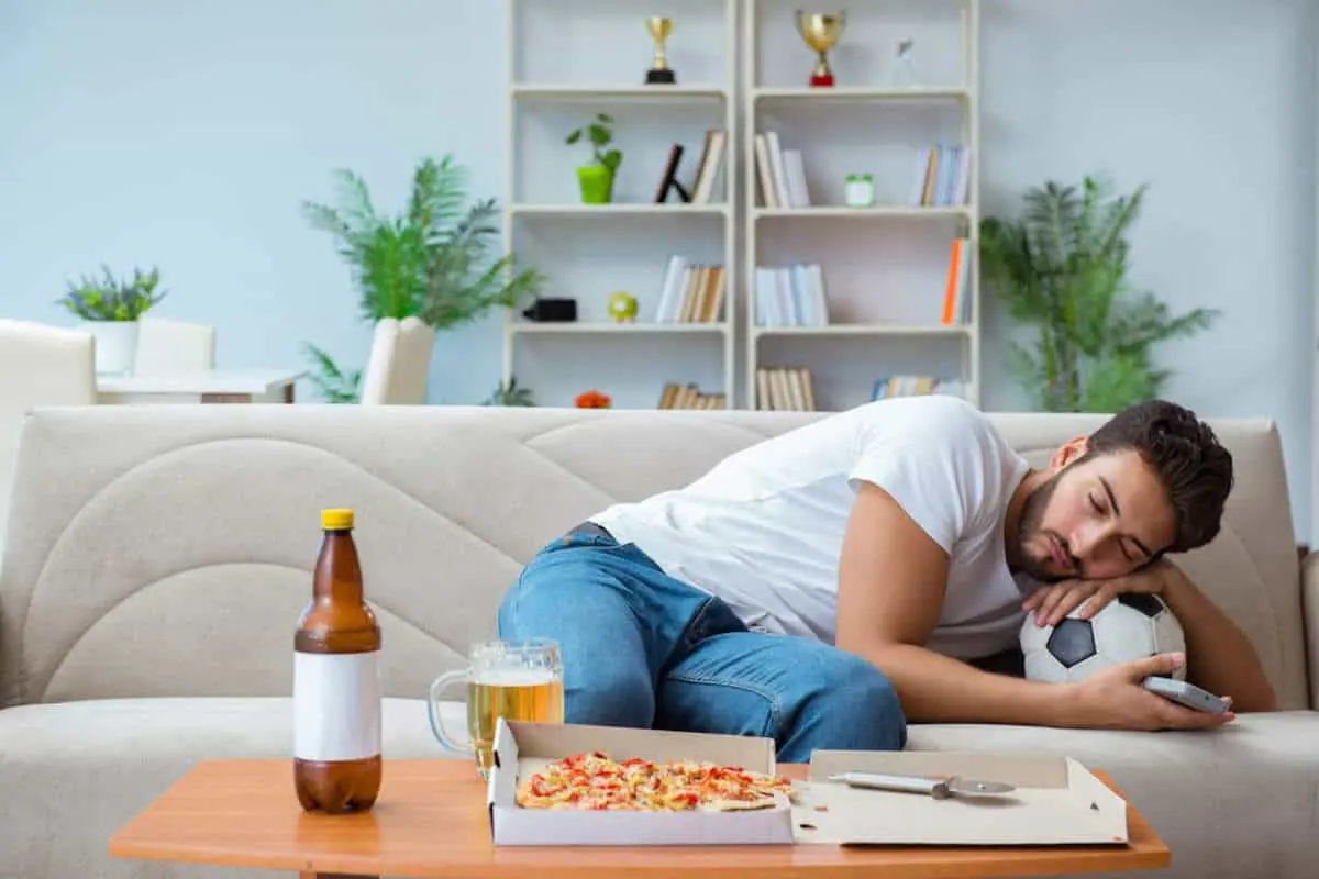 خوابیدن بعد از غذا ضرر دارد یا فقط شایعه است؟