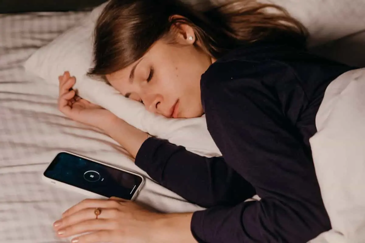 خوابیدن کنار موبایل برای سلامتی مضر است؟