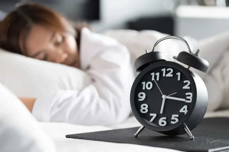 چرا دقیقا قبل از زنگ خوردن آلارم از خواب بیدار می‌شویم؟