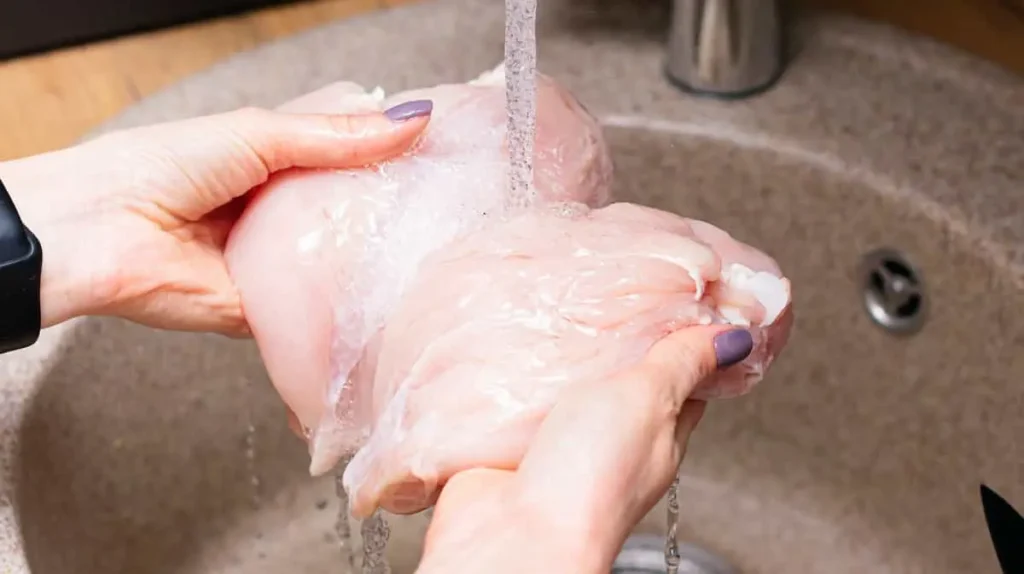 آیا باید مرغ و گوشت را شست؟ + نکات مهم بهداشتی