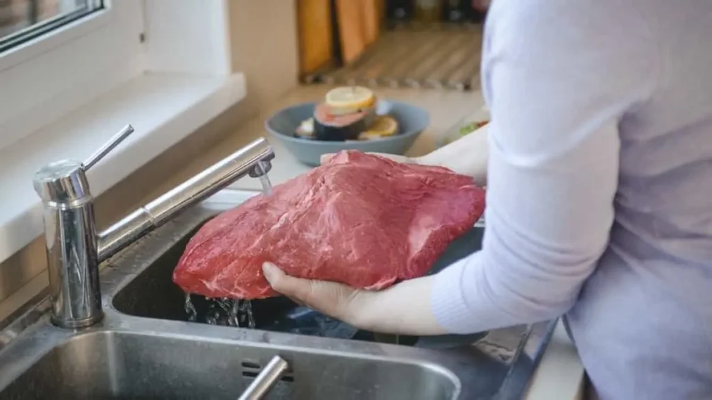 آیا باید مرغ و گوشت را شست؟ + نکات مهم بهداشتی