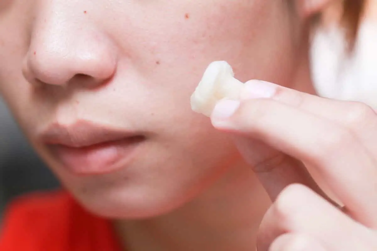 از بین بردن لک صورت با خمیردندان؛ آنچه نمی‌دانید!