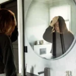 چرا خودمان را در آینه زیباتر از عکس می‌بینیم؟