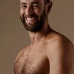 چرا بدن مردها بیشتر از زن‌ها مو دارد؟