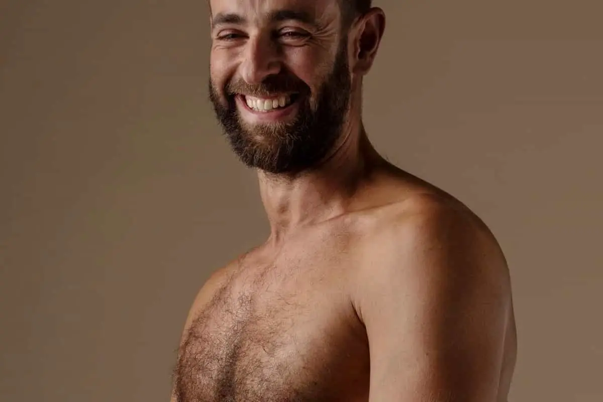 چرا بدن مردها بیشتر از زن‌ها مو دارد؟