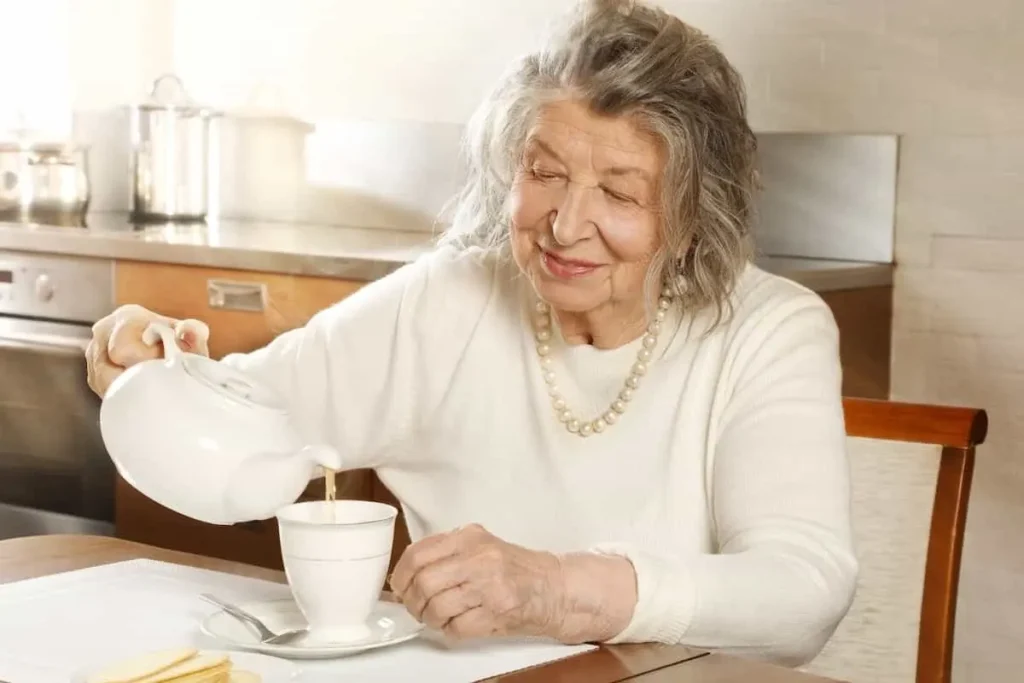 چای؛ کلید سلامت استخوان زنان در میانسالی و سالمندی