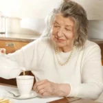 چای؛ کلید سلامت استخوان زنان در میانسالی و سالمندی