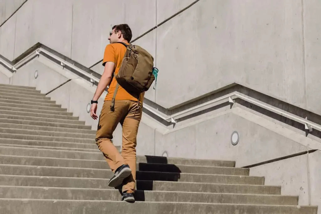 چرا با بالا رفتن از پله‌ها نفسمان می‌گیرد؟ باید نگران باشیم؟