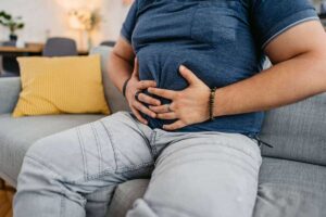 ۷ روش موثر برای درمان معده درد + روش‌های بی‌فایده