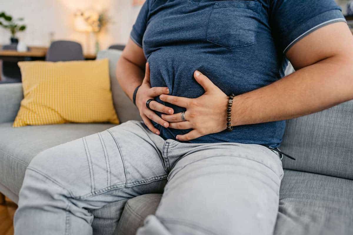 ۷ روش موثر برای درمان معده درد + روش‌های بی‌فایده