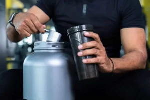 مکمل کراتین؛ انواع، فواید، مضرات و نحوه مصرف