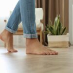آیا راه رفتن با پای برهنه در خانه ضرر دارد؟