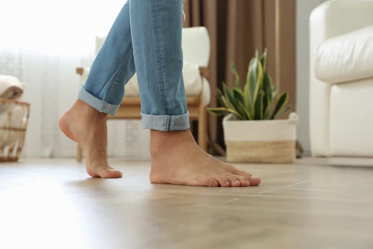 آیا راه رفتن با پای برهنه در خانه ضرر دارد؟