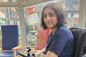 لیس زدن سگ باعث قطع دستها و پاهای این زن شد