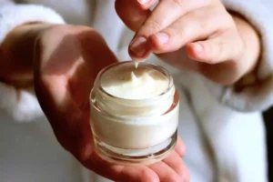 تفاوت آبرسان و مرطوب کننده؛ این دو کرم چه فرقی دارند؟