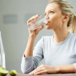 فواید نوشیدن آب برای صورت: از آبرسانی تا حذف چین و چروک