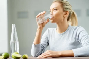 فواید نوشیدن آب برای صورت: از آبرسانی تا حذف چین و چروک