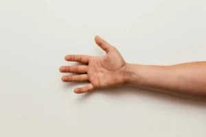 لرزش بدون اراده انگشت اشاره نشانه چیست؟