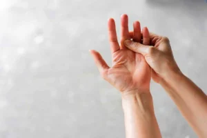 علت عرق کف دست + بهترین روش‌های جلوگیری از آن