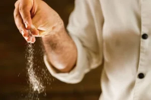 مصرف زیاد نمک علاوه بر فشار خون بالا با ما چه میکند؟