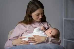 چرا نوزاد شیر را بالا می‌آورد؟ ۵ علت اصلی