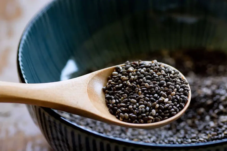 بهترین زمان مصرف دانه چیا برای لاغری؛ صبح، ظهر یا شب؟