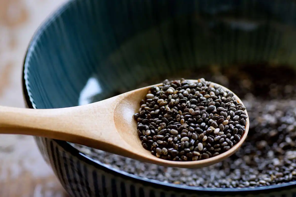 بهترین زمان مصرف دانه چیا برای لاغری؛ صبح، ظهر یا شب؟