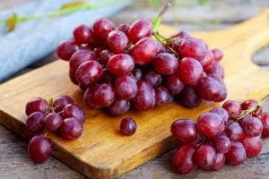 علت گلودرد و تب و لرز بعد از خوردن انگور چیست؟
