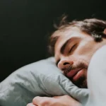 ۱۰ تکنیک طلایی برای سریع خوابیدن