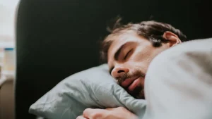 ۱۰ تکنیک طلایی برای سریع خوابیدن