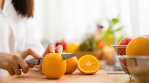 آیا میتوان با جدا کردن قسمت کپکزده، باقی میوه را خورد؟