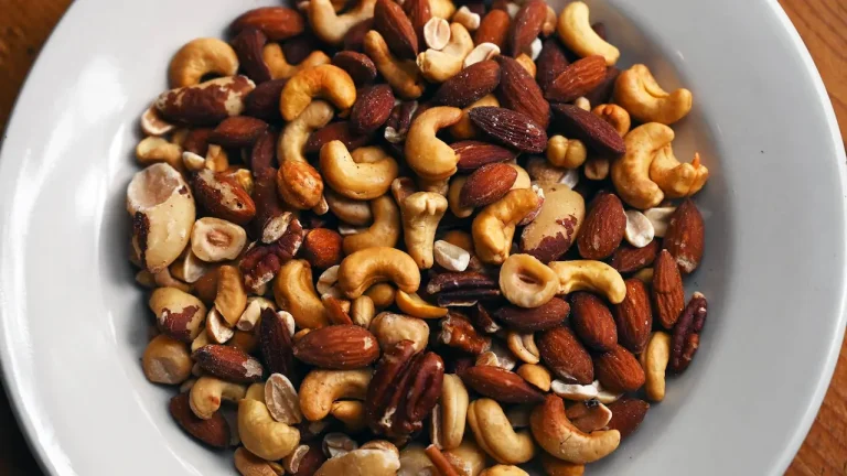 خوردن روزانه یک مشت آجیل؛ راه‌حل کاهش خطر فشار خون بالا