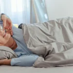 چرا با افزایش سن، صبح‌ها زودتر از خواب بیدار می‌شویم؟