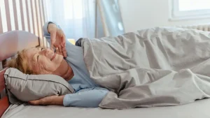 چرا با افزایش سن، صبح‌ها زودتر از خواب بیدار می‌شویم؟