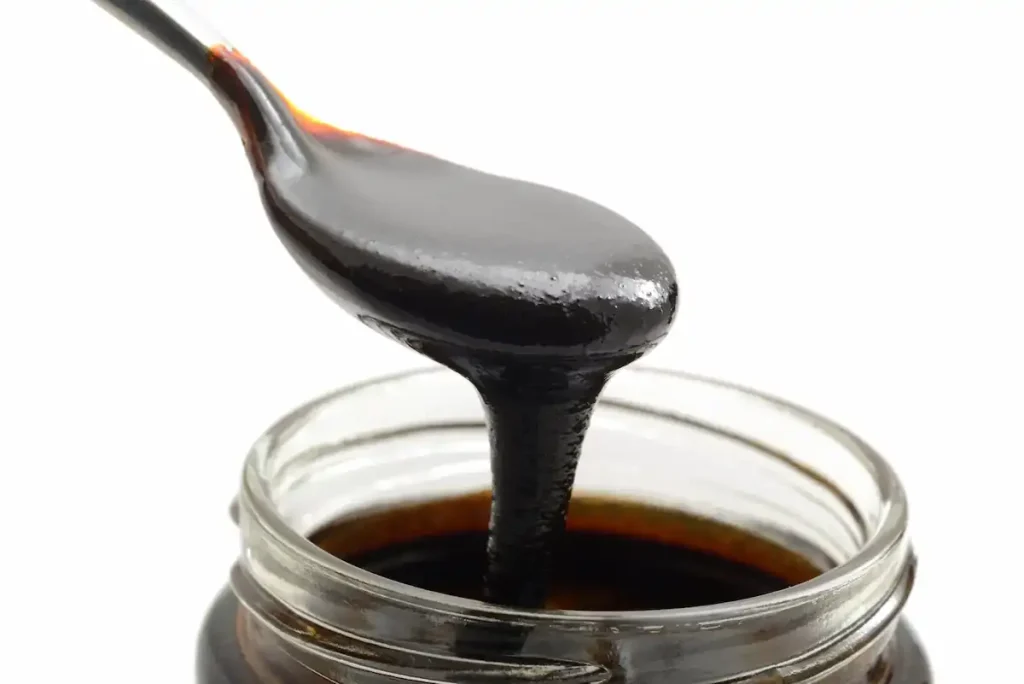 مولاس (شیره غلیظ نیشکر) در آب گرم یا اسموتی