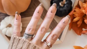 ۳۵ مدل ناخن ژلیش برای ماه آبان؛ از شکلاتی تا گوتیک و مرموز