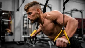 دستگاه یا وزنه آزاد؛ کدام‌یک عضله‌سازی بیشتری دارد؟
