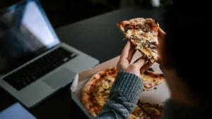 آخر شب غذا می‌خورید؟ ممکن است دچار کبد چرب شوید
