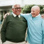 چرا برای برقراری ارتباط دوباره با دوستان قدیمی تردید می‌کنیم؟