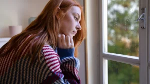 ۱۷ راهکار علمی و کاربردی برای مقابله با افسردگی فصلی